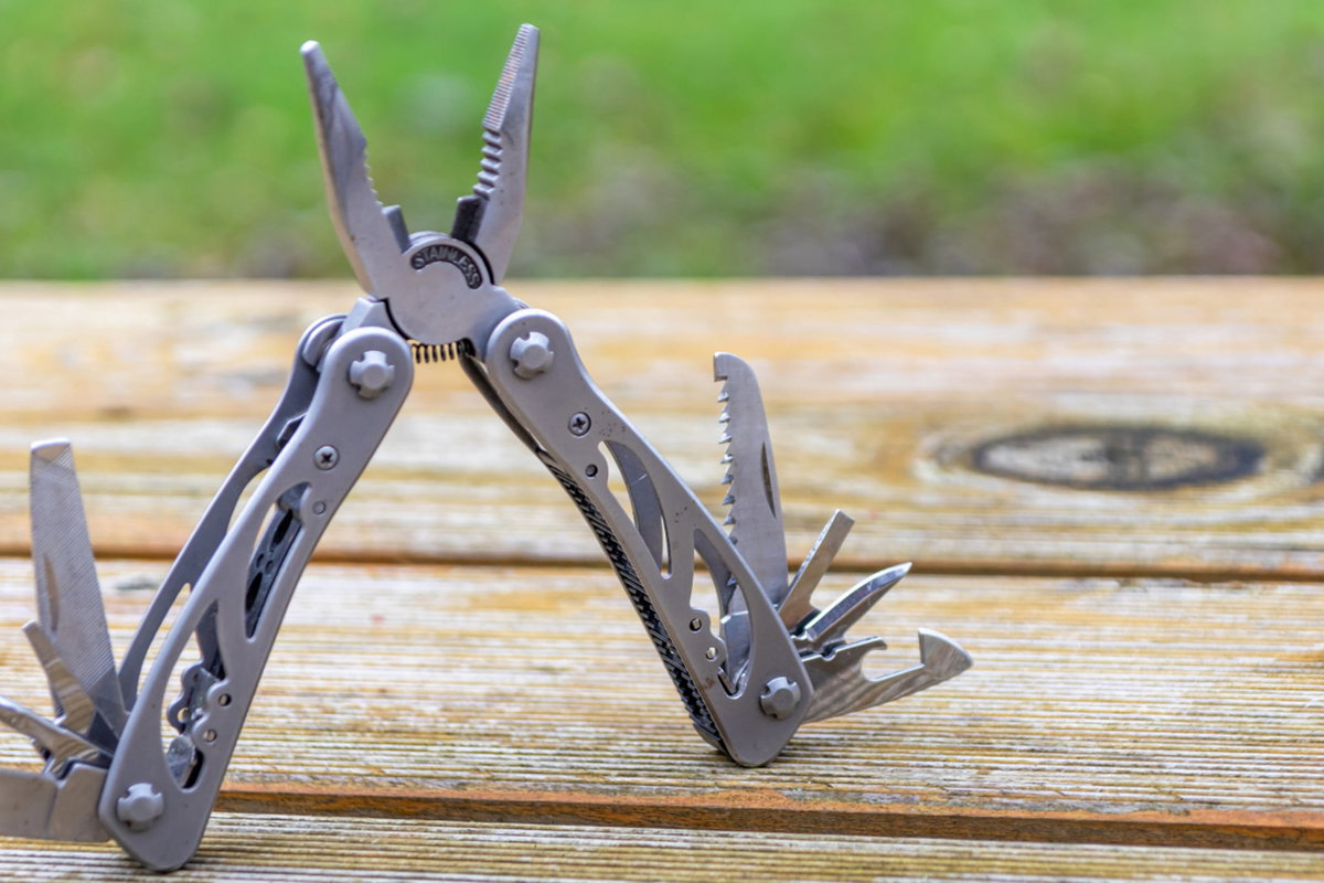 Multitool Leatherman auf Holztisch