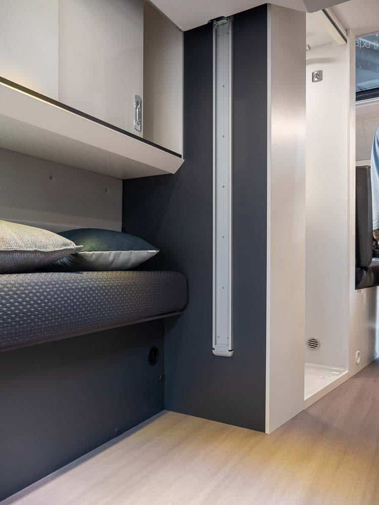 Adria TWIN 600 Hubbett Leiste