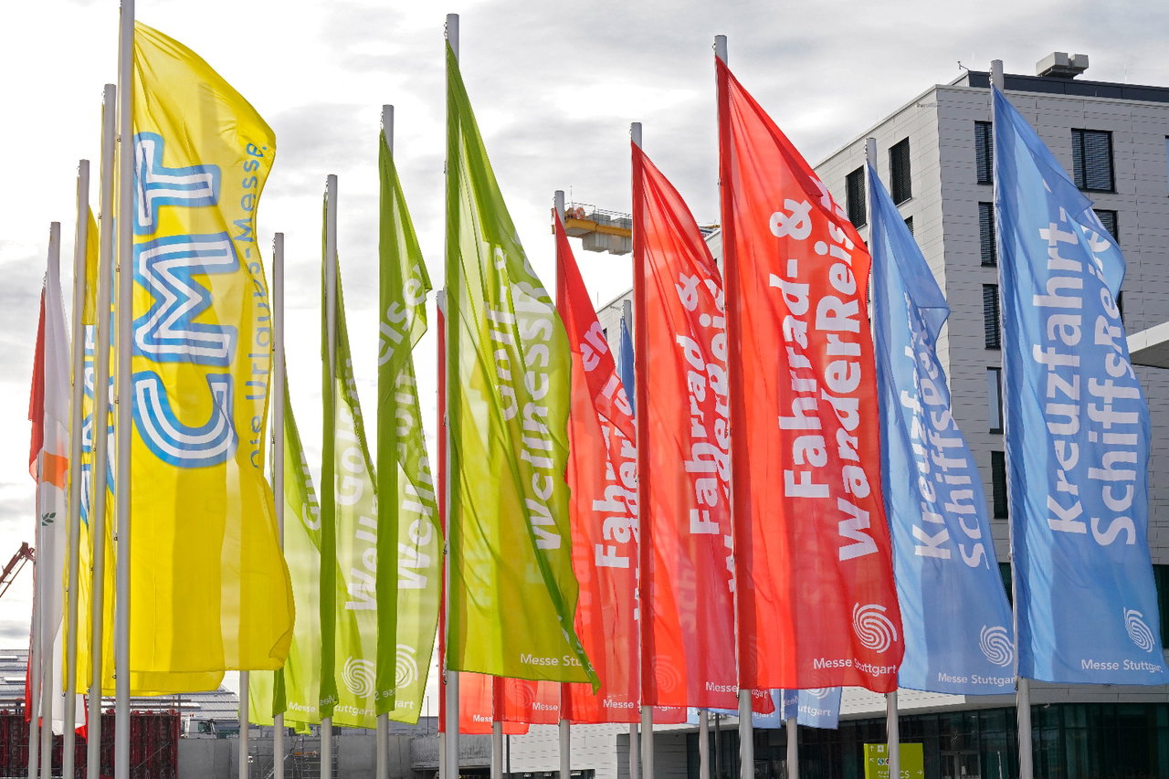CMT Urlaubs-Messe Fahnen Eingang Stuttgart