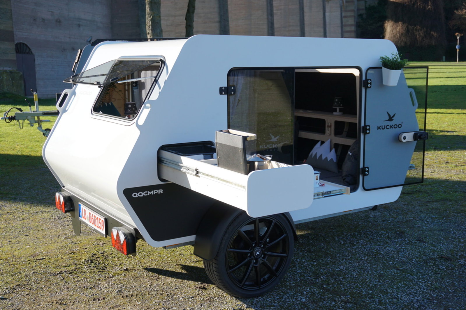 Dieser nachhaltige Mini-Wohnwagen von Kuckoo hat ein Leergewicht von unter 400 kg