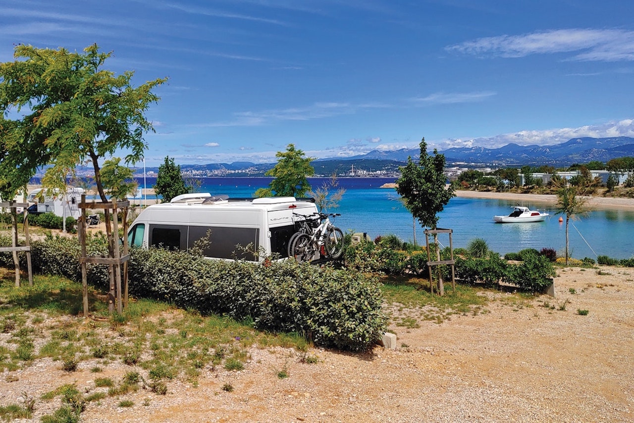 Der Campingplatz Omišalj auf der Insel Krk liegt direkt am Meer. (c) PiNCAMP / Foto im Archiv CS