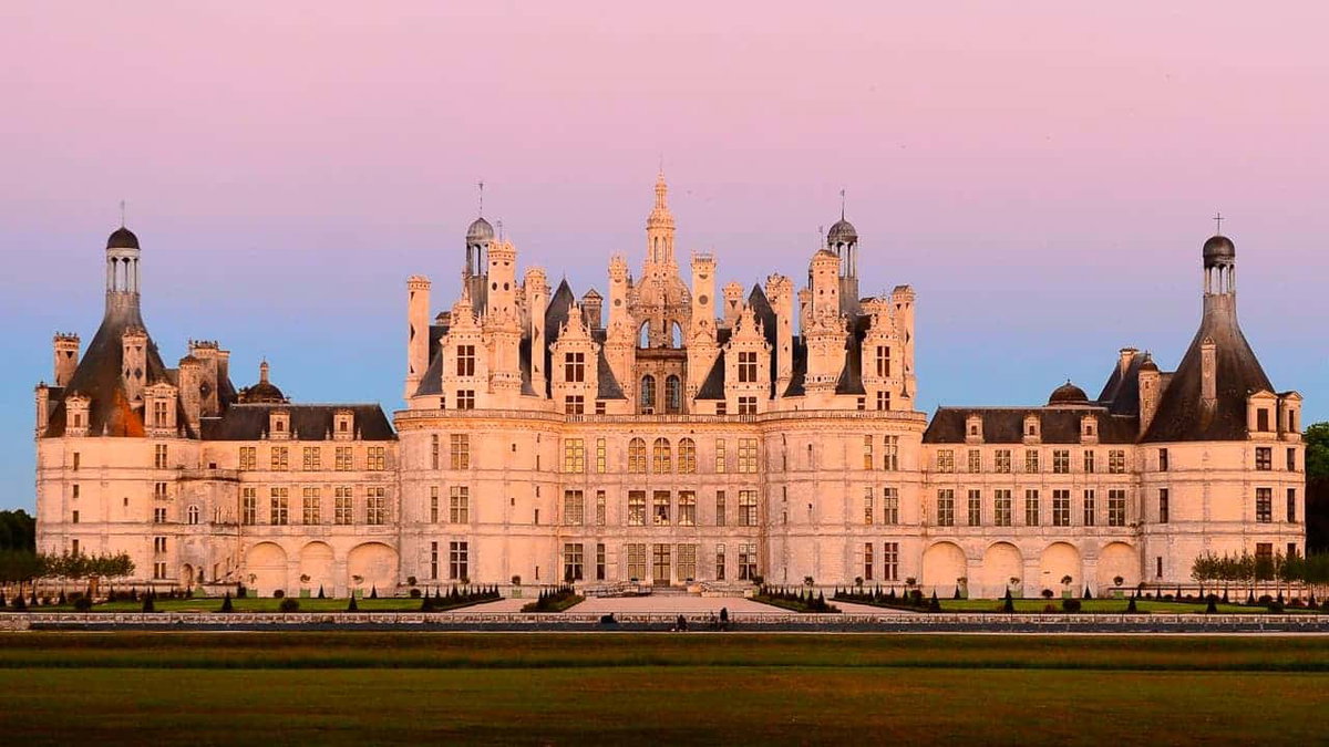 Camping Frankreich Panoramaansicht von Schloss Chambord im Sonnenuntergang