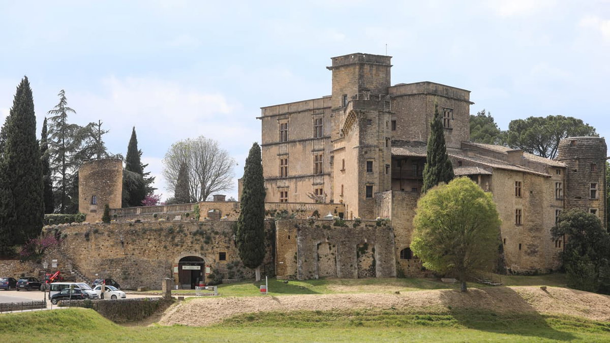 Camping Frankreich Burg Lourmarin mit Burgmauer im Sonnenlicht