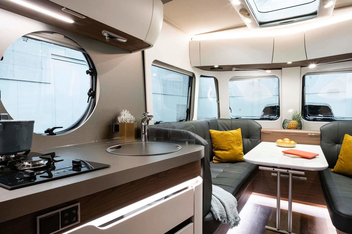 Immer die beste Aussicht: Panoramafenster für einen 180°-Blick im Bug und Heck. © Hymer GmbH & Co. KG