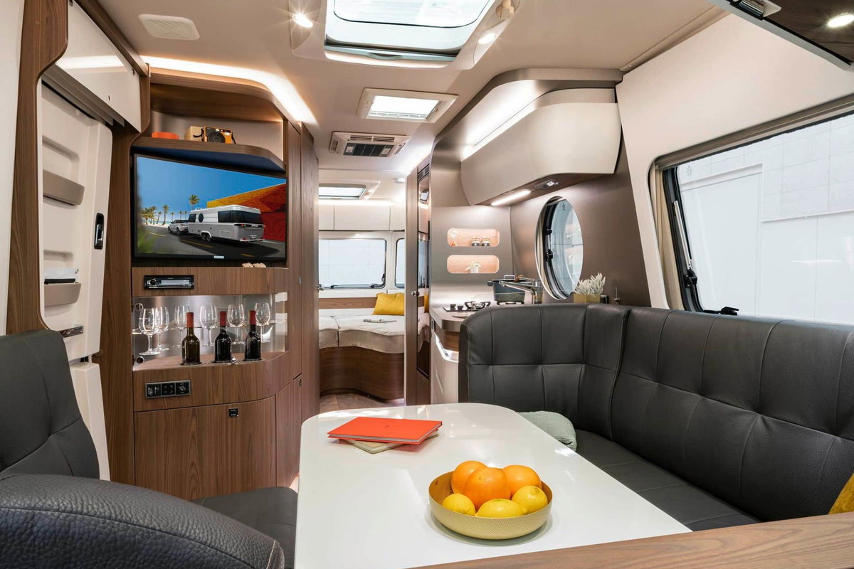 Offenes Raumkonzept im Yachtstil und flexible Ambiente-Beleuchtung im Eriba Touring 820. © Hymer GmbH & Co. KG