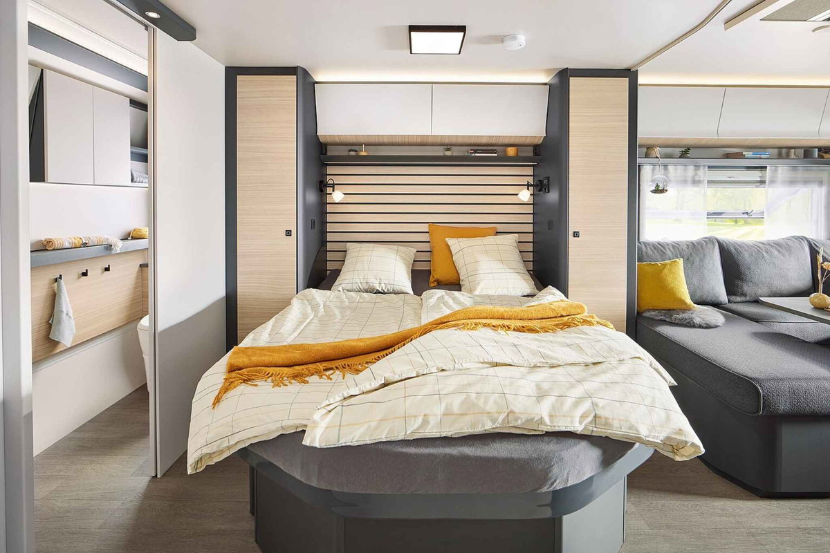 Das freistehende Queensbett bietet ausreichend Platz für erholsamen Schlaf. © Hobby Wohnwagenwerk
