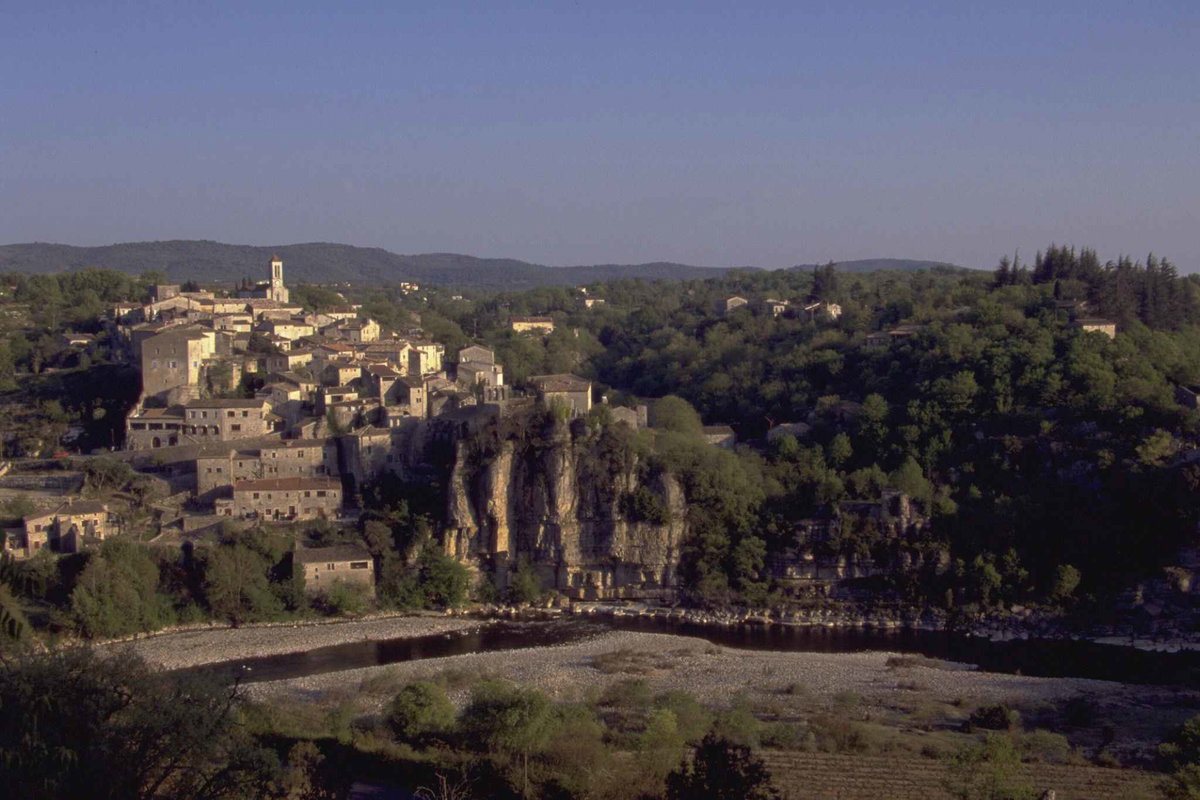 Balazuc aus der Ferne © JL. Rigaux/Auvergne-Rhône-Alpes-Tourisme