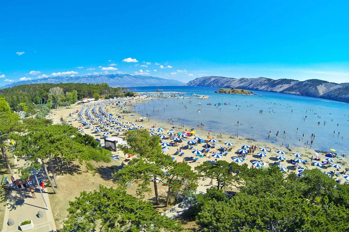 Campingplätze Kvarner Bucht - Direkt in der Paradiesbucht gelegen, bietet das Resort einen traumhaften Blick auf die Kvarner Bucht. © PiNCAMP
