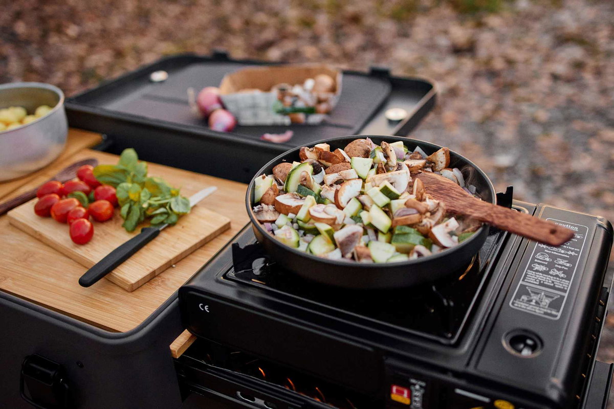 Der Campingkocher ist passgenau für die Layzee Kitchenbox und eine perfekte Ergänzung für deine 5-Sterne-Outdoorküche. © Raphaela Schiller