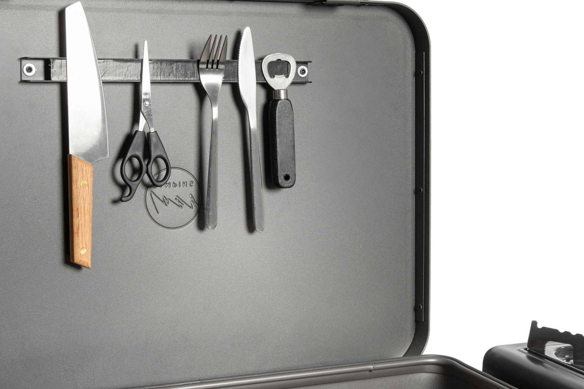 An der Magnetleiste kannst du Besteck, Schere, Flaschenöffner & Co. praktisch aufhängen und hast die Utensilien immer schnell zur Hand. © LAYZEE GmbH