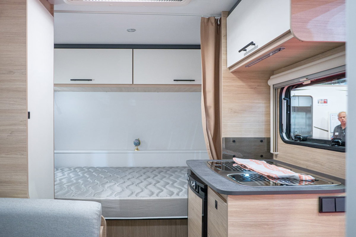 Sterckeman Easy 390 CP Caravan Salon 2023 Küche Schlafzimmer