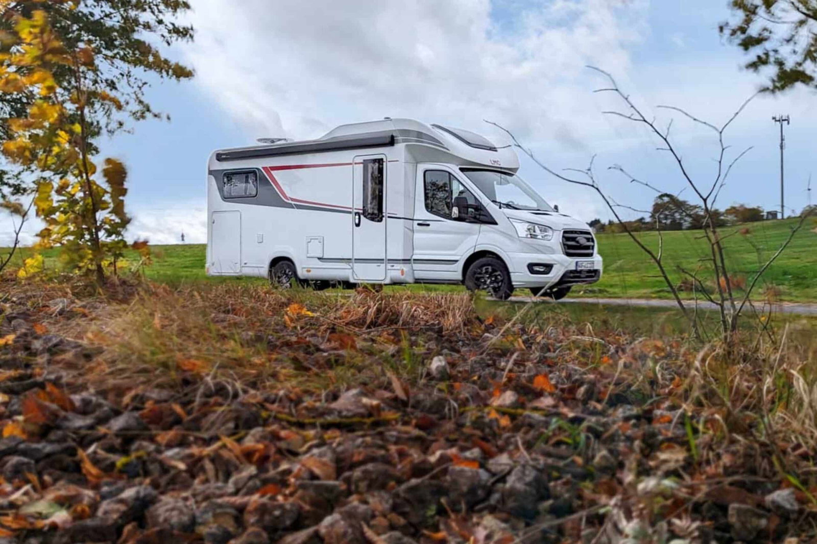 LMC Tourer Lift Ford im Wohnmobil-Test: Komfort und Kreativität im teilintegrierten H 664 G (2024)