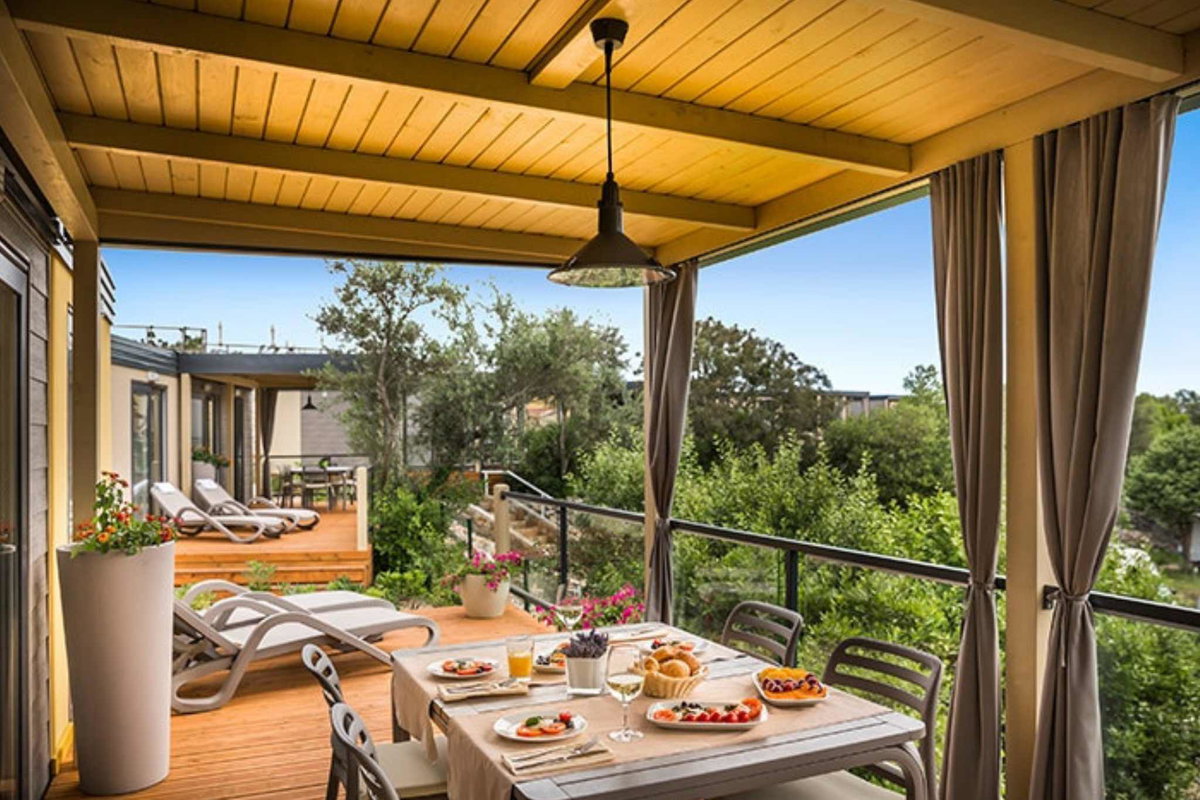 Mietunterkünfte Adriaküste - Das Bella Vista Home für bis zu vier Erwachsene ist komfortabel ausgestattet und bietet immer einen Platz zum Entspannen auf der großzügigen Terrasse. © PiNCAMP