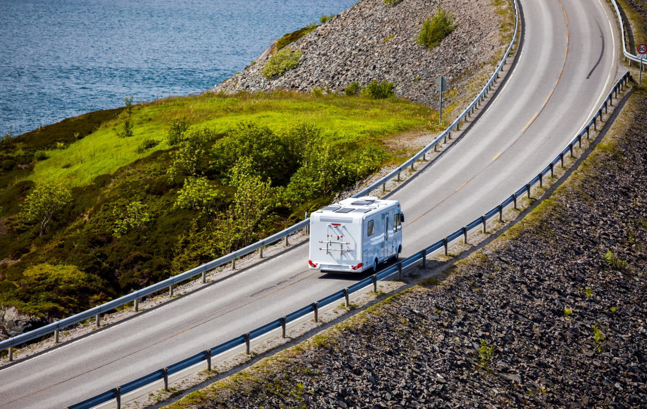 Camping Saison Start Wohnmobil auf Straße
