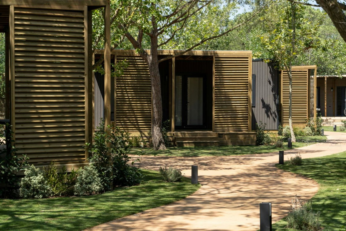 Costa Brava Mietunterkunft CampingPlayaBrava_Mobilheim-aussen_(c)PiNCAMP