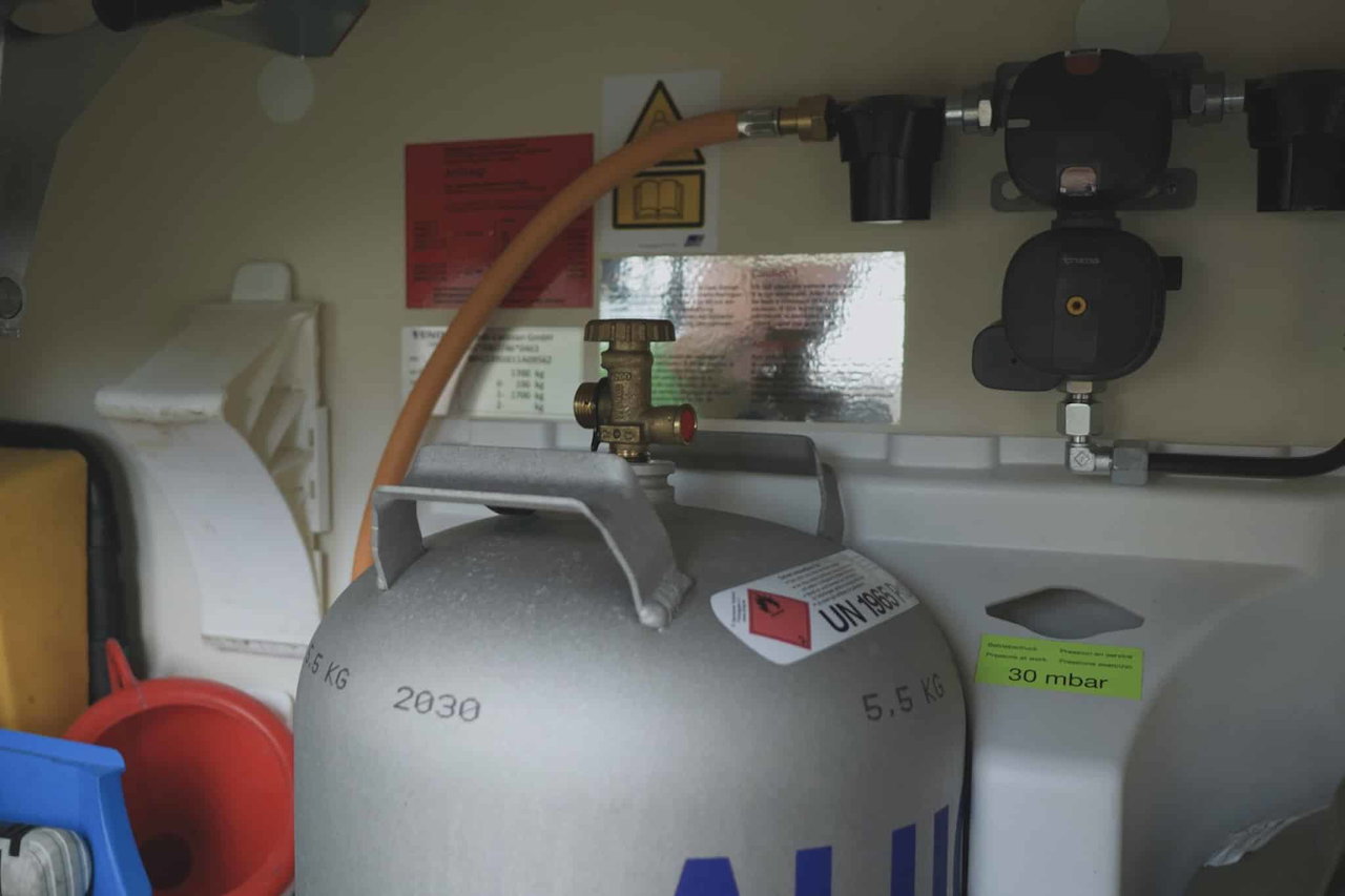 Gasflasche im Gaskasten eines Wohnwagens