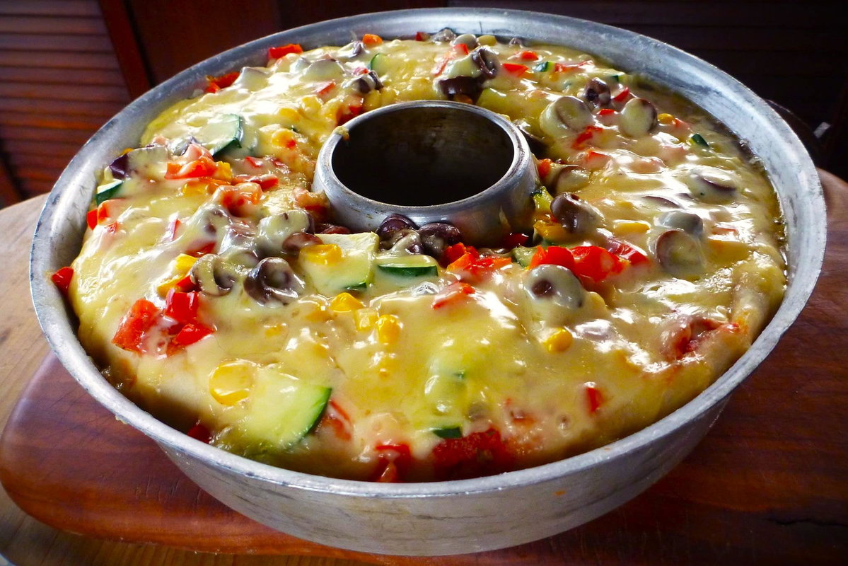 Pizza aus dem Omnia Backofen: Einfache Camping-Rezepte