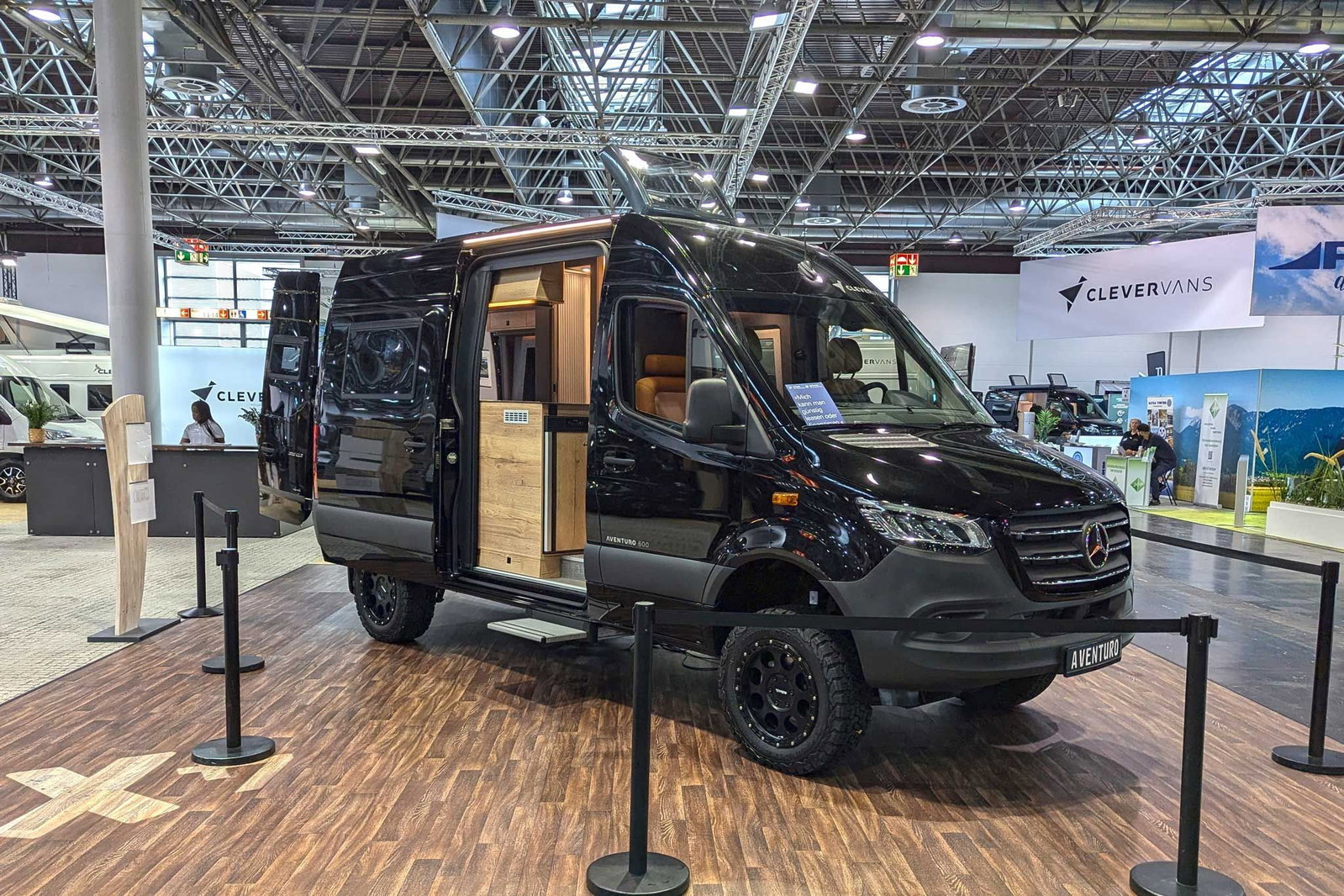 Innovations Caravan Salon 2024: Clever Aventuro 600 - the clever all-wheel drive sprinter for 2 people