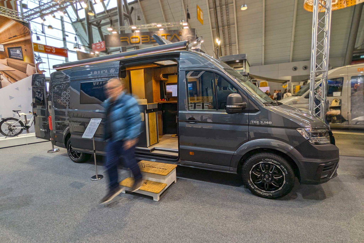 Alpine Cross Cabin Adventure Office (2025) auf der CMT 2025 - Außenansicht