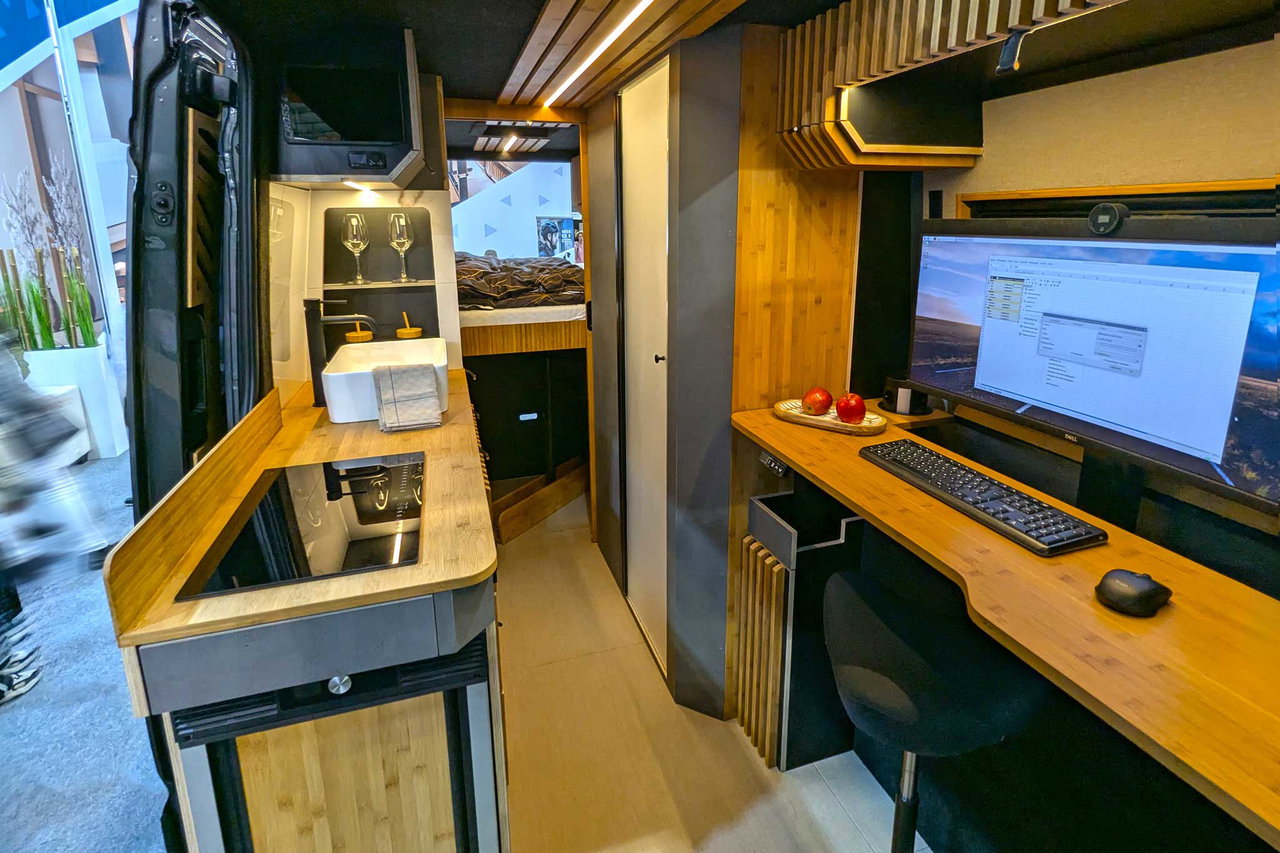 Alpine Cross Cabin Adventure Office (2026) auf der CMT 2025 - Innenansicht