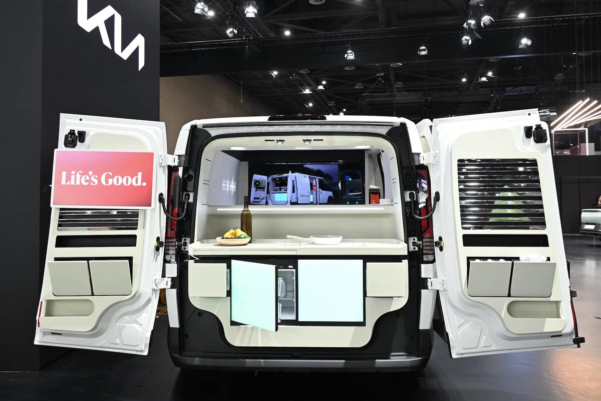 KIA PV5 mit Kühlschrank, Kaffeemaschine und intelligentem Kleiderschrank