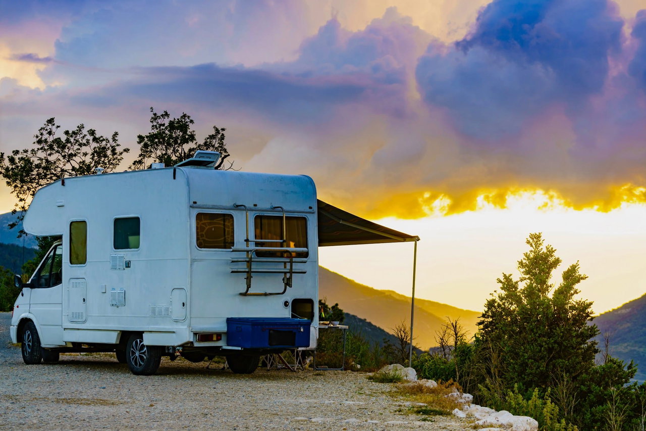 Wohnmobil mit Markise bei Sonnenuntergang