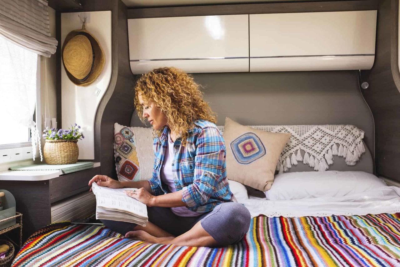 Gemütliches Schlafzimmer mit bunten Textilien und dekorativen Kissen.