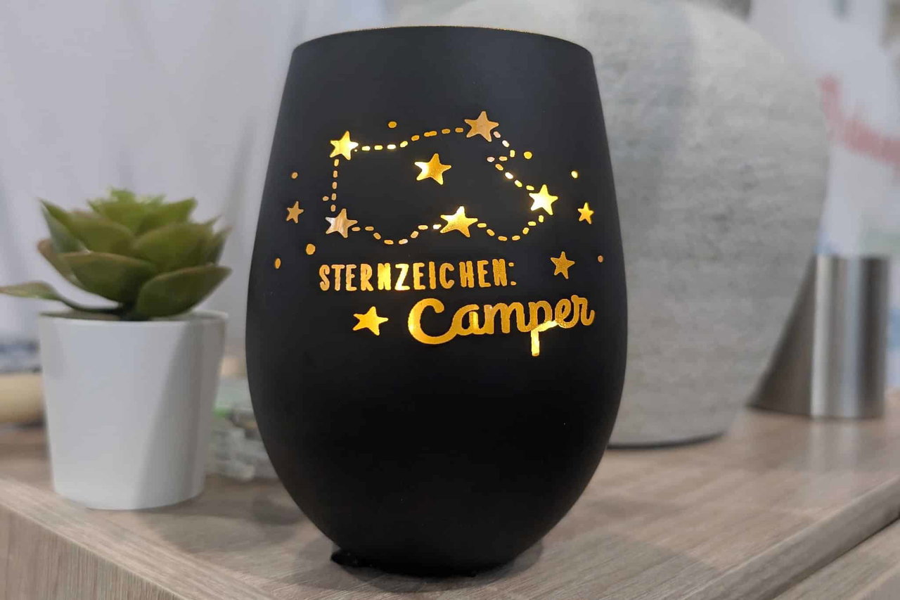Laterne mit leuchtendem Sternzeichen und Camper-Design, perfekt für Camping- und Wohnmobil-Enthusiasten.