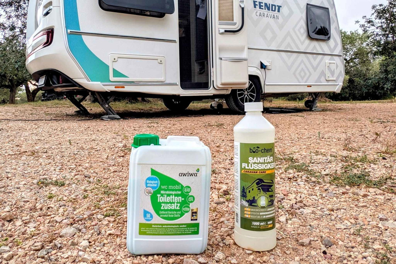 Mikrobiologische Sanitärzusätze für Campingtoiletten im Vergleichstest